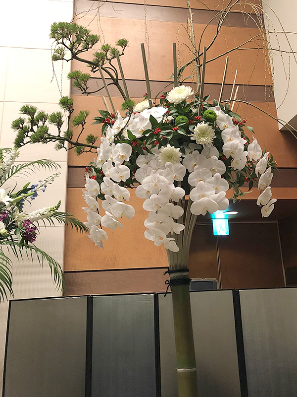 過剰に飾られた胡蝶蘭と松の大きな飾り